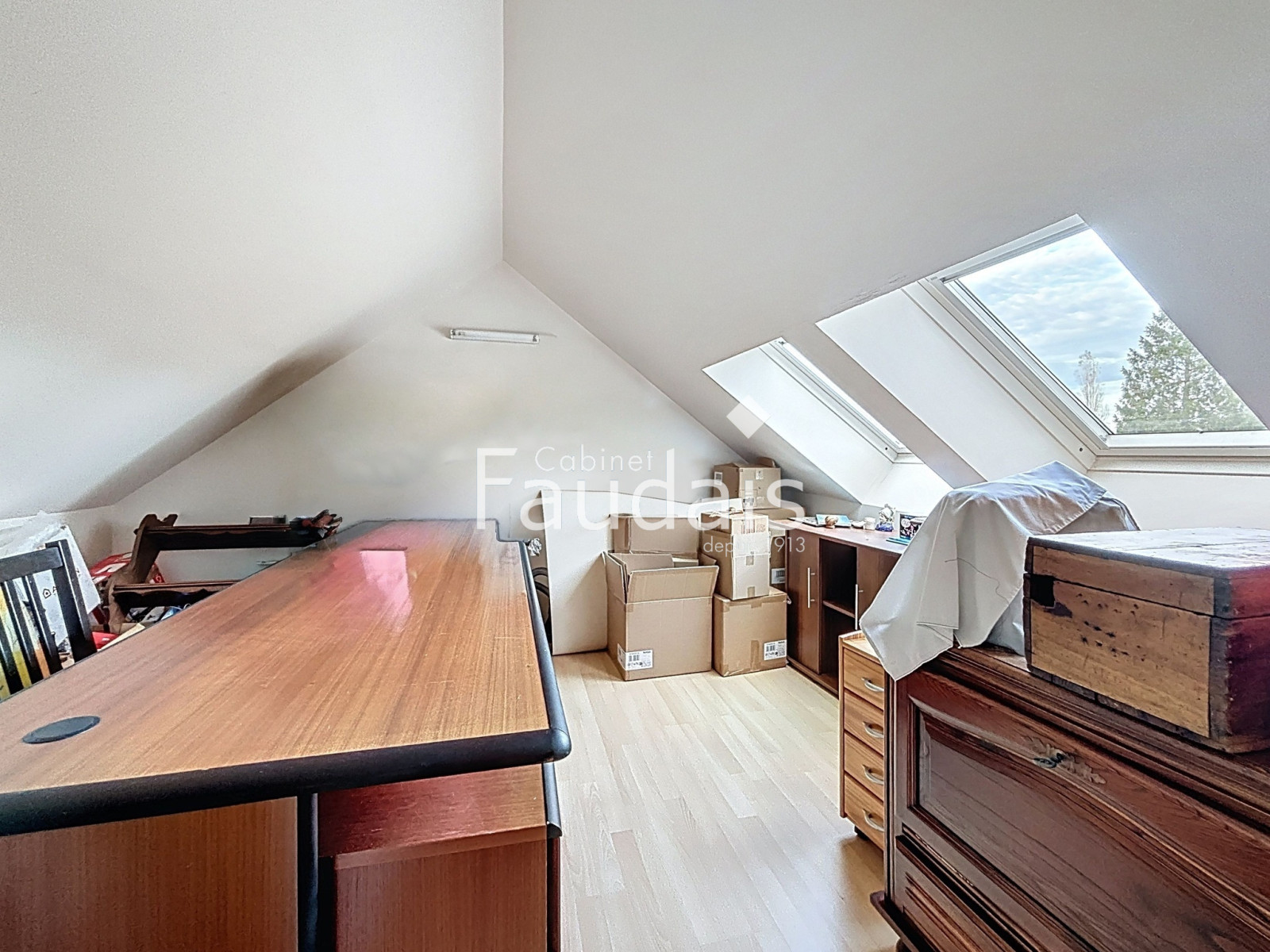 
                                                Vente
                                                 Maison familiale  avec véranda et vue dégagée à Cerisy-la-Fo