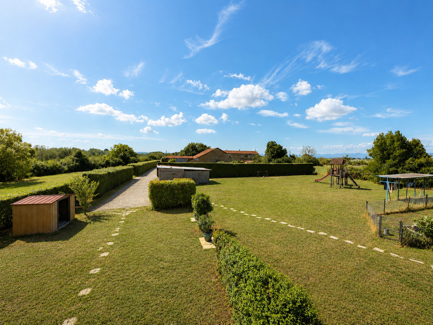 
                                                Vente
                                                 Maison familiale – beaux volumes, grand terrain et fort potentiel
