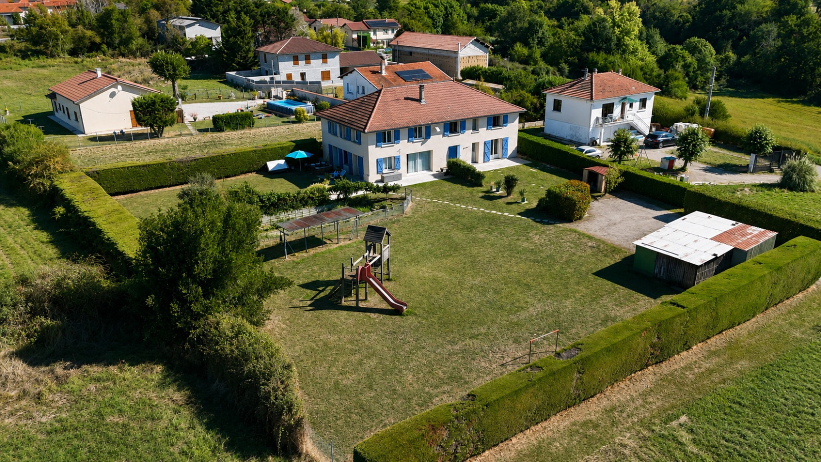 
                                                Vente
                                                 Maison familiale – beaux volumes, grand terrain et fort potentiel