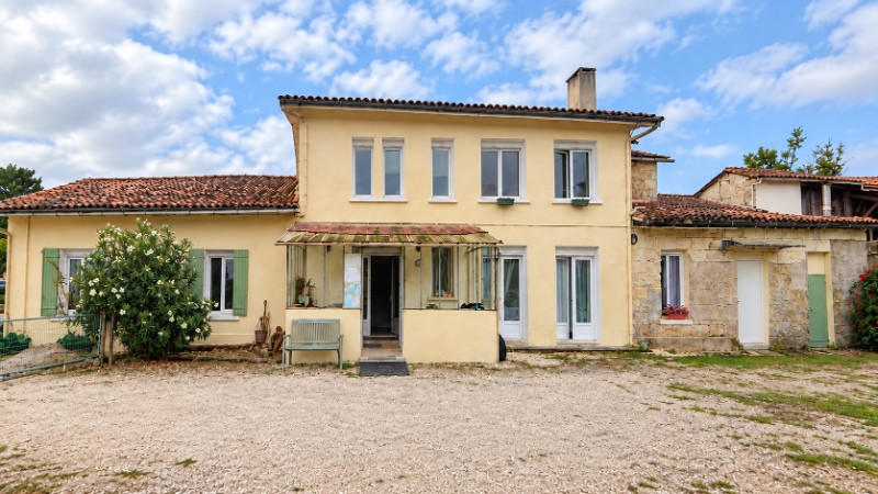 
                                                Vente
                                                 MAISON FAMILIALE DE 260 M2 - 7 CHAMBRES, STUDIO ET GRANGE, terrain de 1270m2