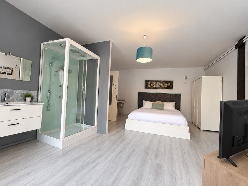 
                                                Vente
                                                 MAISON FAMILIALE DE 260 M2 - 7 CHAMBRES, STUDIO ET GRANGE, terrain de 1270m2