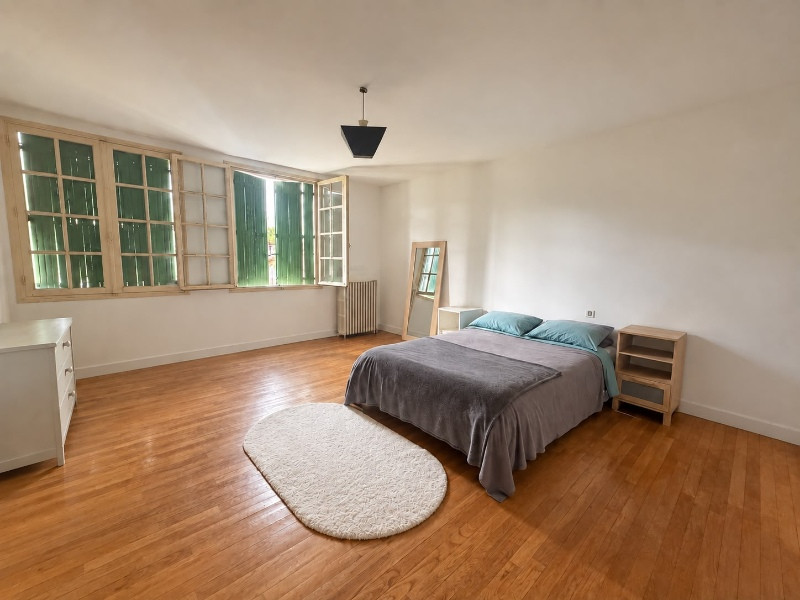 
                                                Vente
                                                 MAISON FAMILIALE DE 260 M2 - 7 CHAMBRES, STUDIO ET GRANGE, terrain de 1270m2