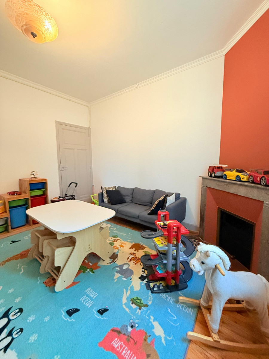 
                                                Vente
                                                 Maison familiale de 6 chambres sur vaste terrain