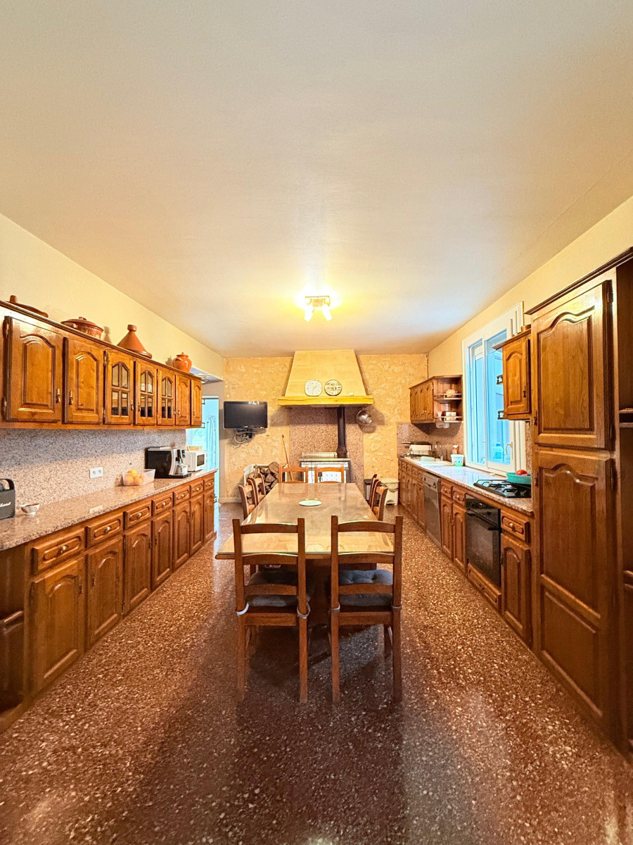 
                                                Vente
                                                 Maison familiale de 6 chambres sur vaste terrain