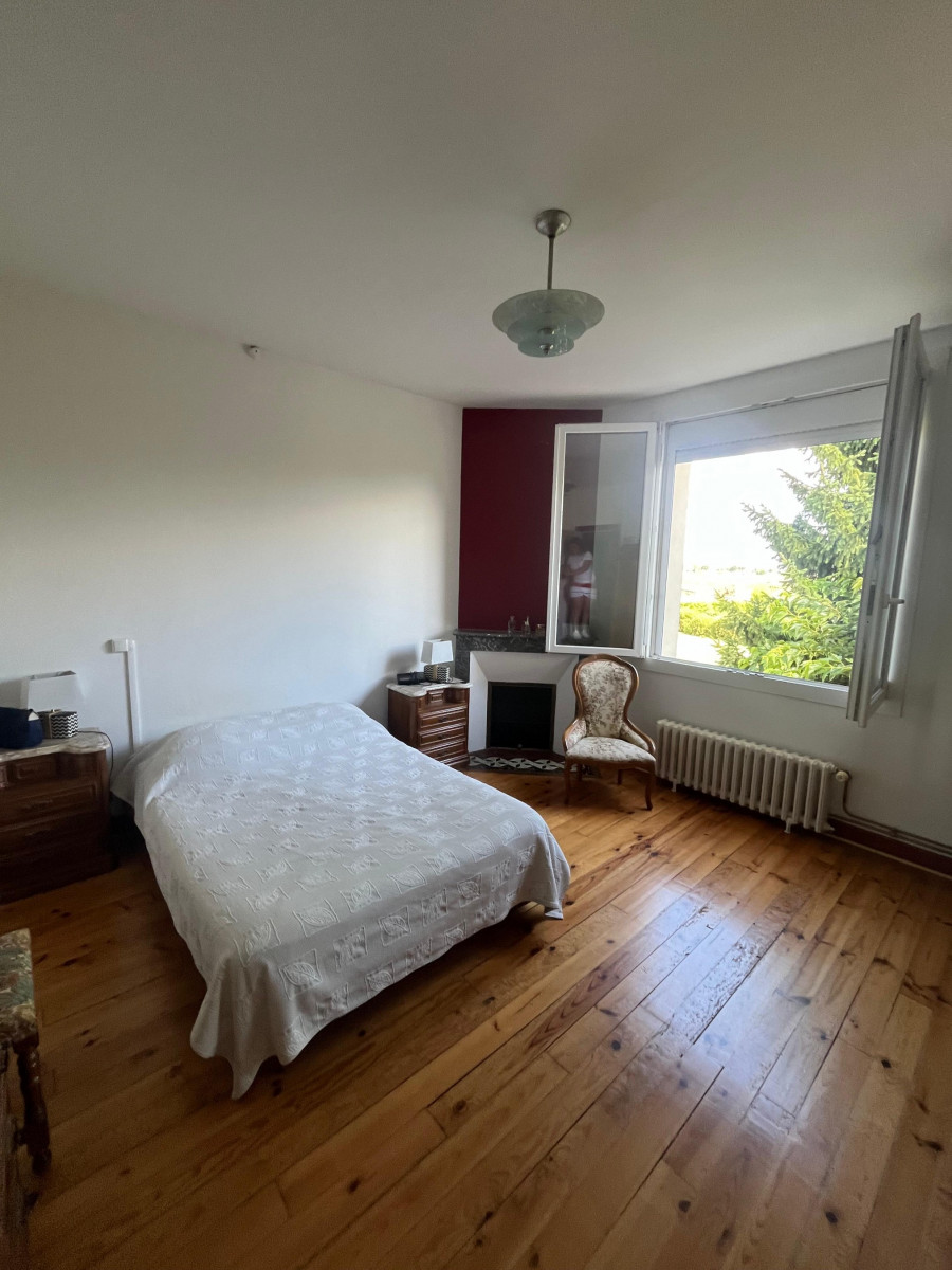 
                                                Vente
                                                 Maison familiale de 6 chambres sur vaste terrain