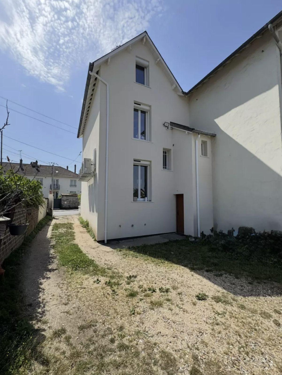 
                                                Location
                                                 Maison familiale entièrement rénovée et son jardin