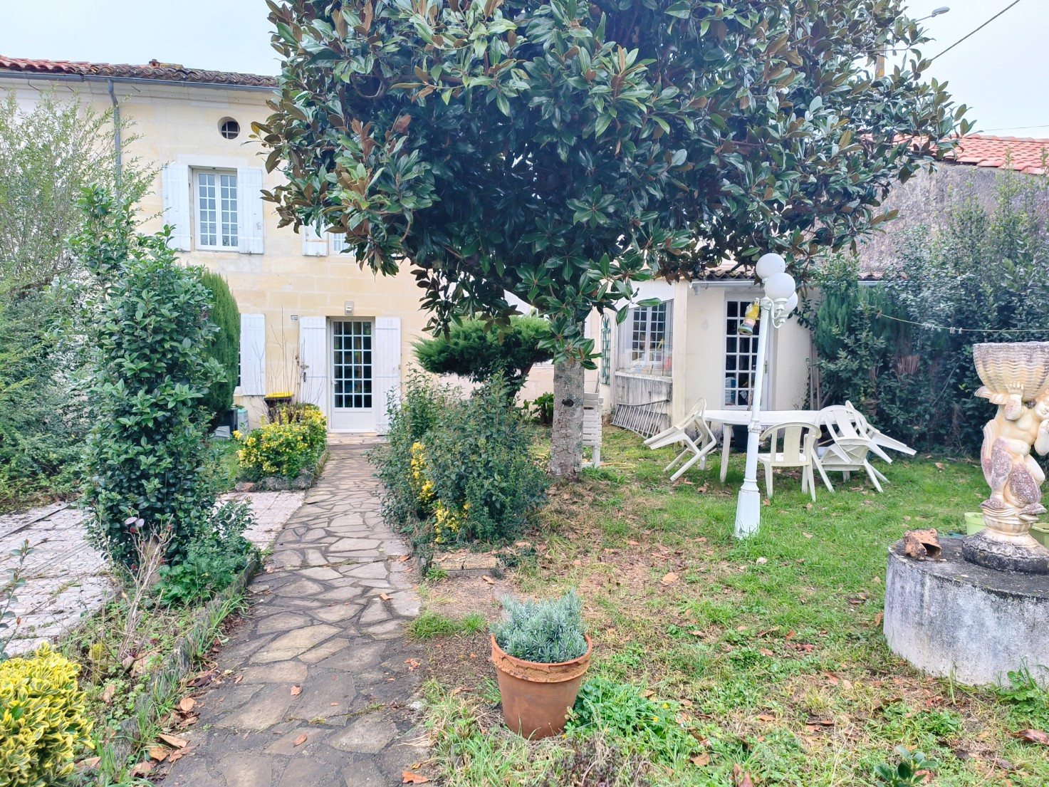 
                                                Vente
                                                 Maison en pierre avec jardin à Fronsac