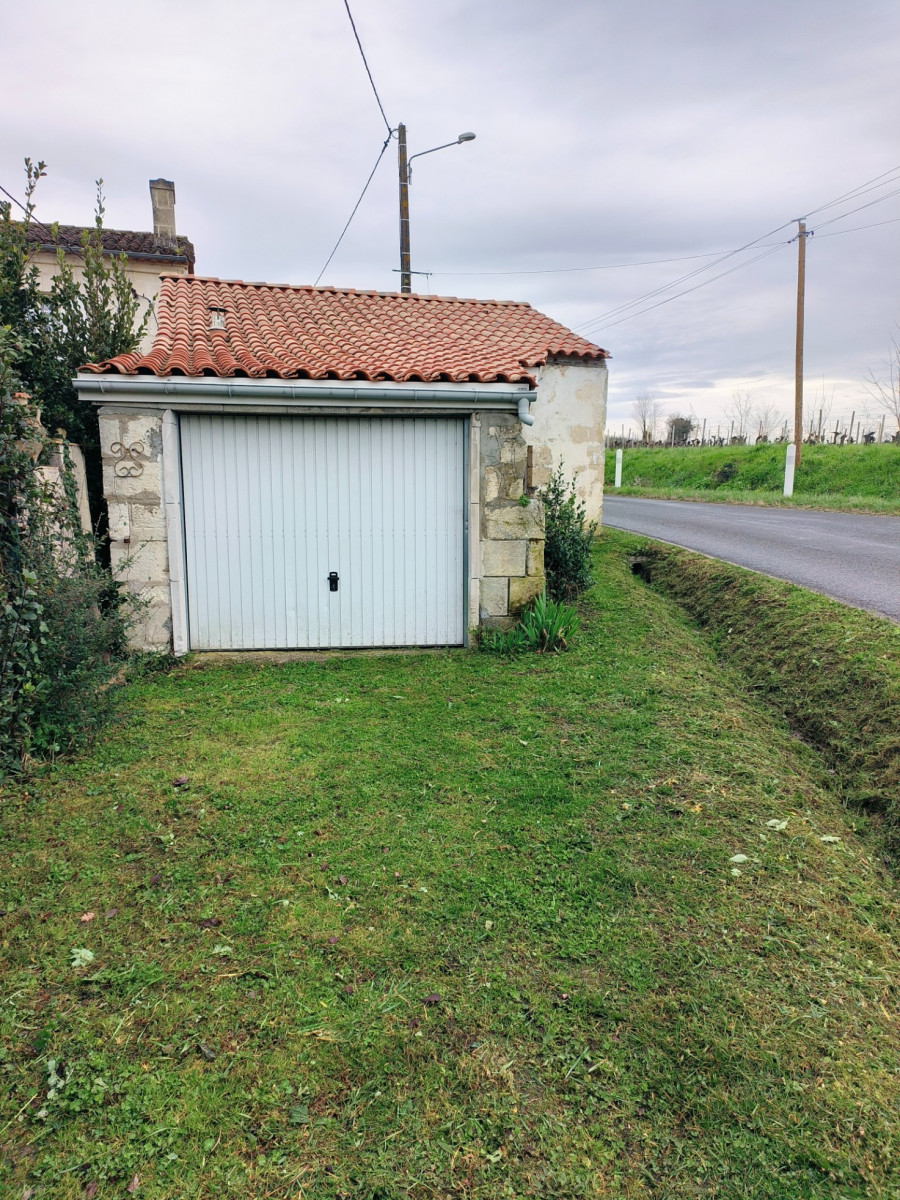 
                                                Vente
                                                 Maison en pierre avec jardin à Fronsac