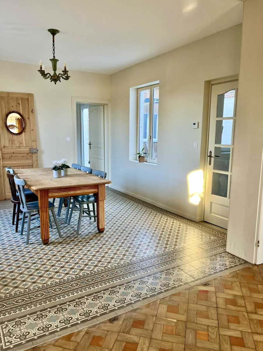 
                                                Location
                                                 Maison familiale idéalement située.