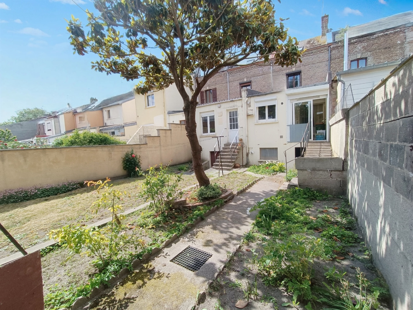 
                                                Vente
                                                 Maison familiale jardin et garage