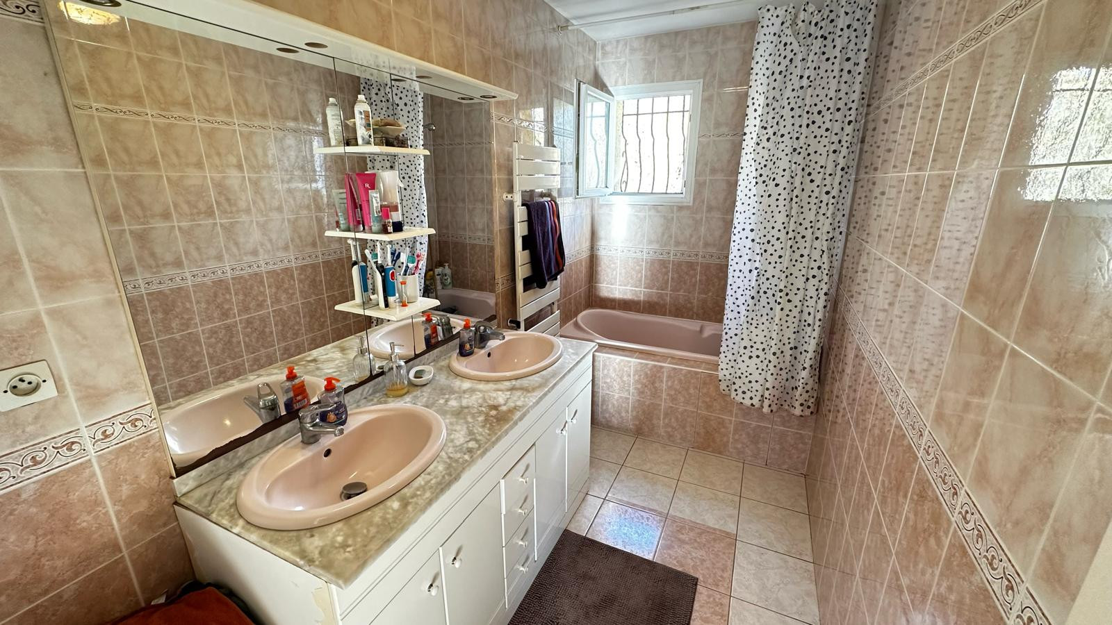 
                                                Vente
                                                 MAISON FAMILIALE SUR DEUX NIVEAUX – 250 M² – TERRAIN 2 300 M² – DPE B