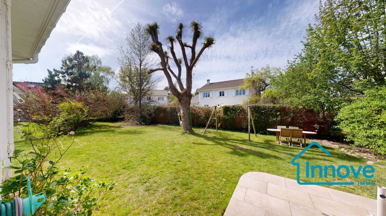 
                                                Vente
                                                 Maison familiale - Voisins Le Bretonneux Chamfleury
