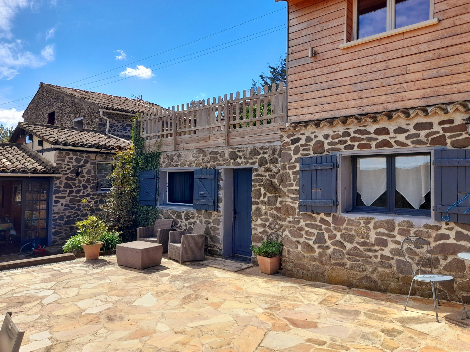 
                                                Vente
                                                 Maison +gîte de 6chambres et 6sdd+piscine