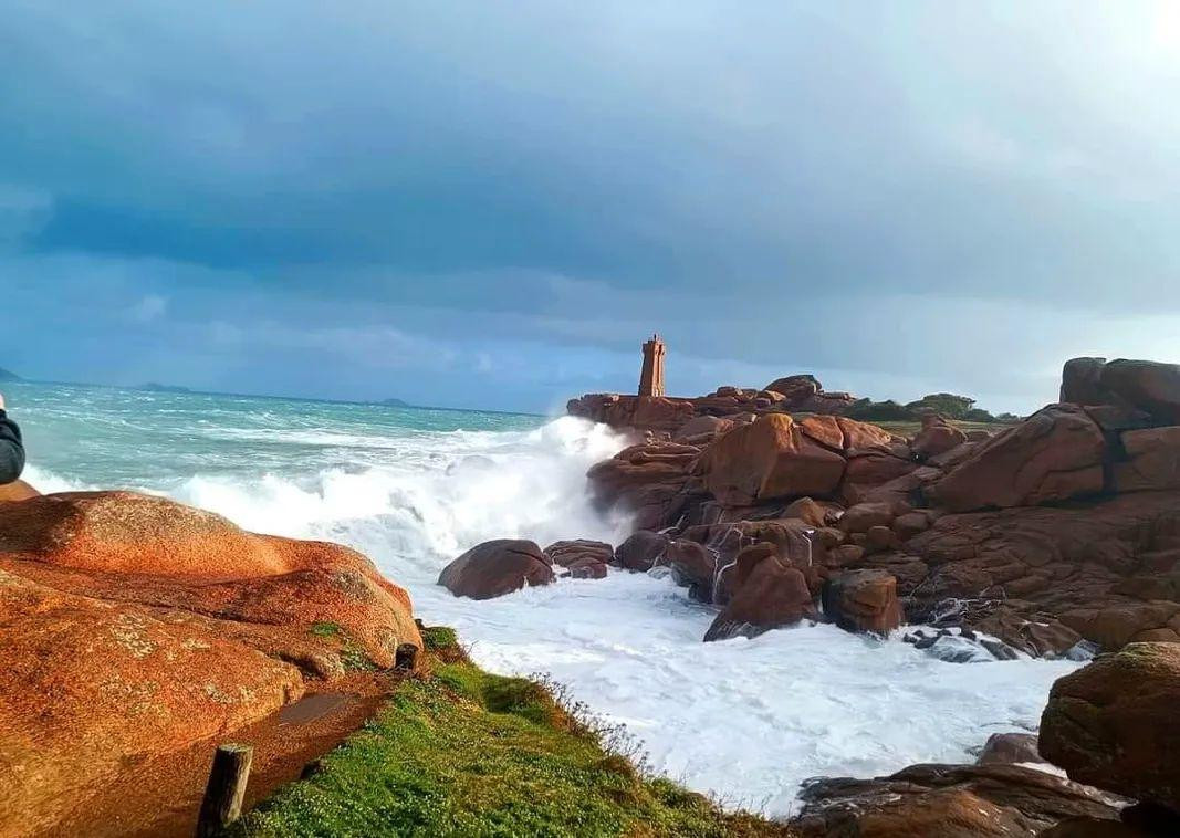 
                                                Location
                                                 Maison granit du 18eme sur la côte de granit rose