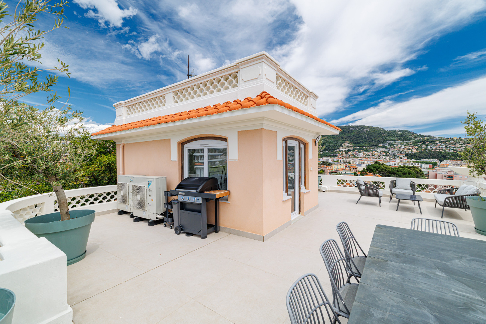 
                                                Vente
                                                 Maison  - Hôtel Particulier  - 7 pièces  - 214.27 m²