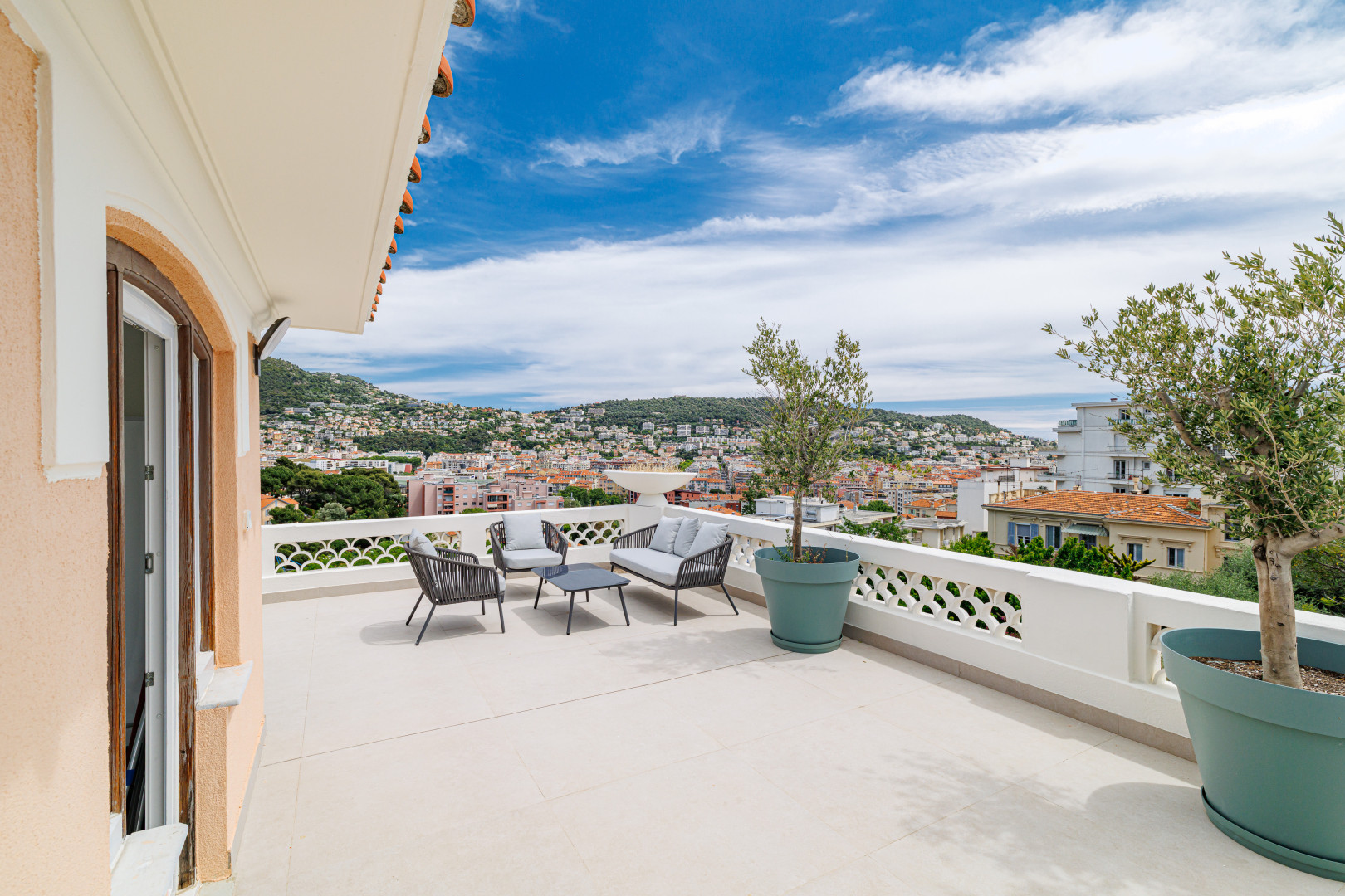 
                                                Vente
                                                 Maison  - Hôtel Particulier  - 7 pièces  - 214.27 m²