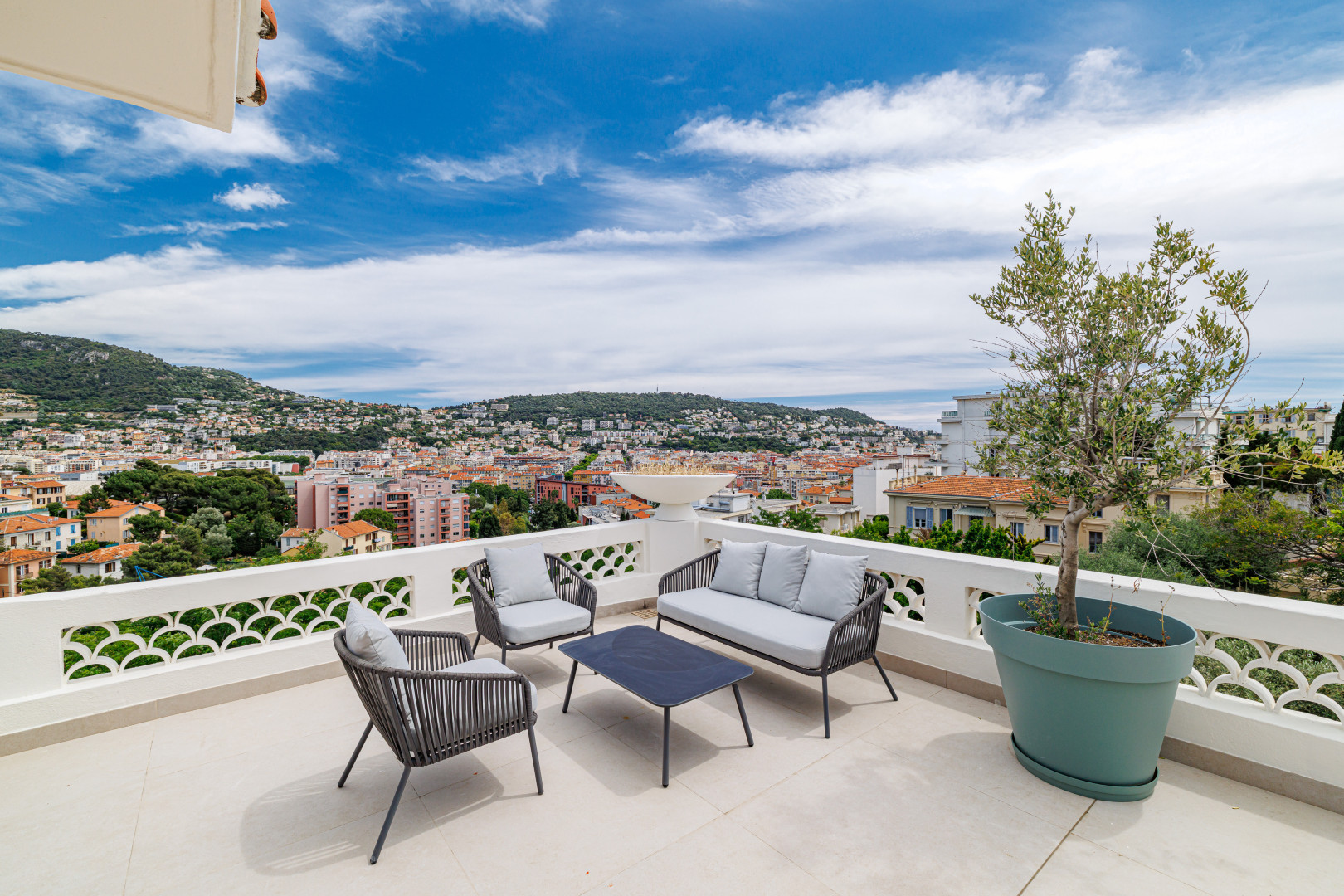 
                                                Vente
                                                 Maison  - Hôtel Particulier  - 7 pièces  - 214.27 m²