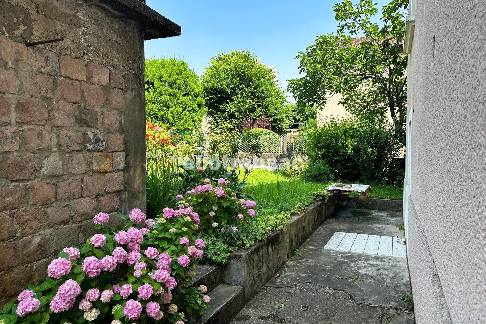 
                                                Vente
                                                 Maison individuelle à fort potentiel sur terrain piscinable de 552 m² – Vénissieux secteur résidentiel