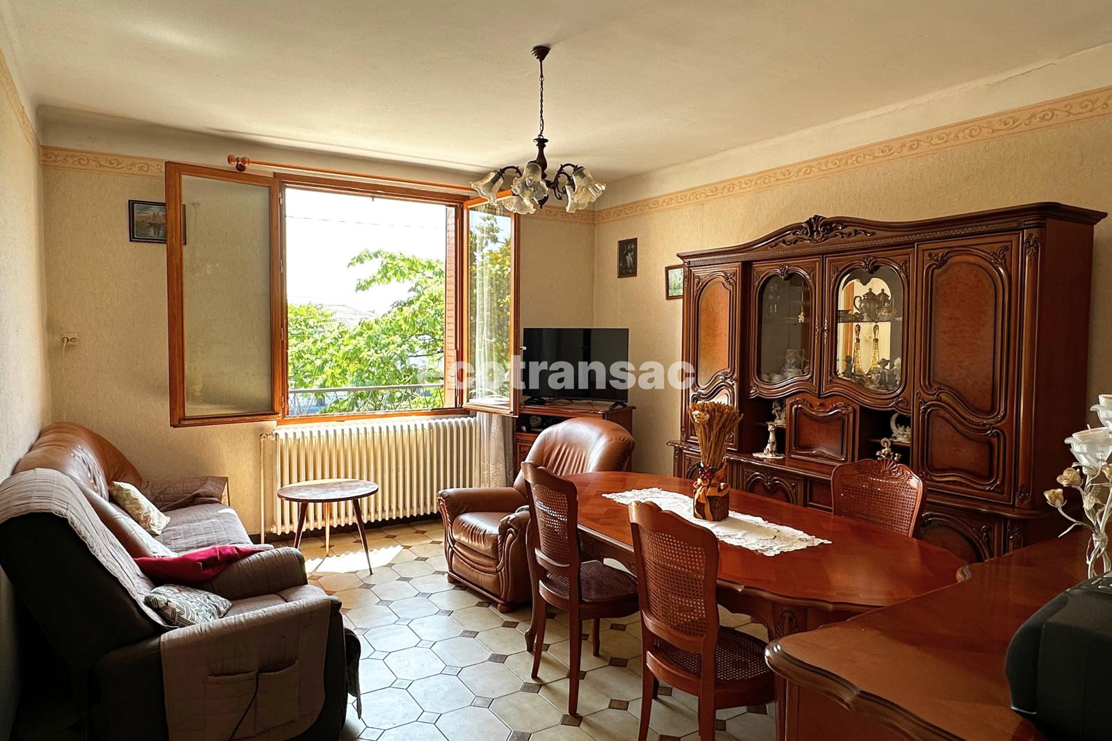 
                                                Vente
                                                 Maison individuelle à fort potentiel sur terrain piscinable de 552 m² – Vénissieux secteur résidentiel