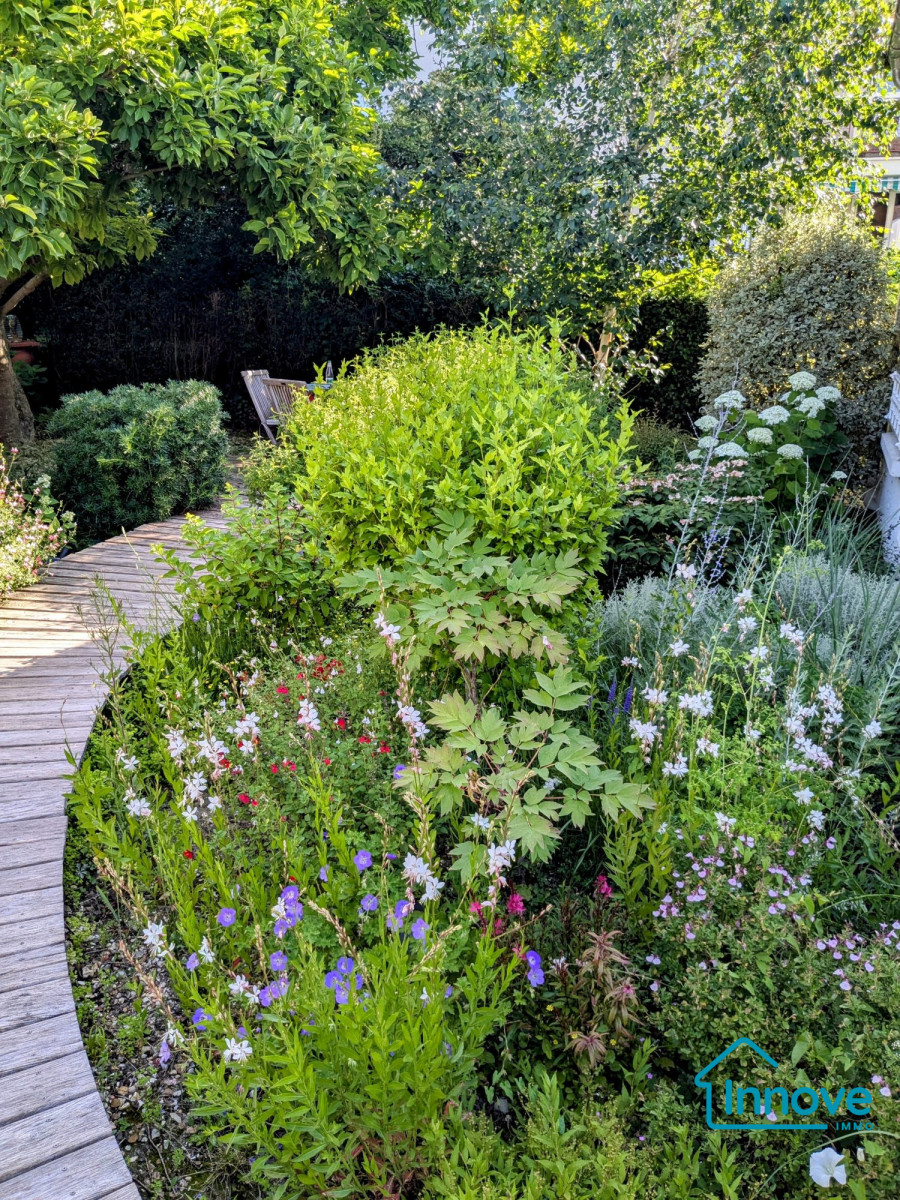 
                                                Vente
                                                 Maison individuelle Viroflay rive droite avec dépendance