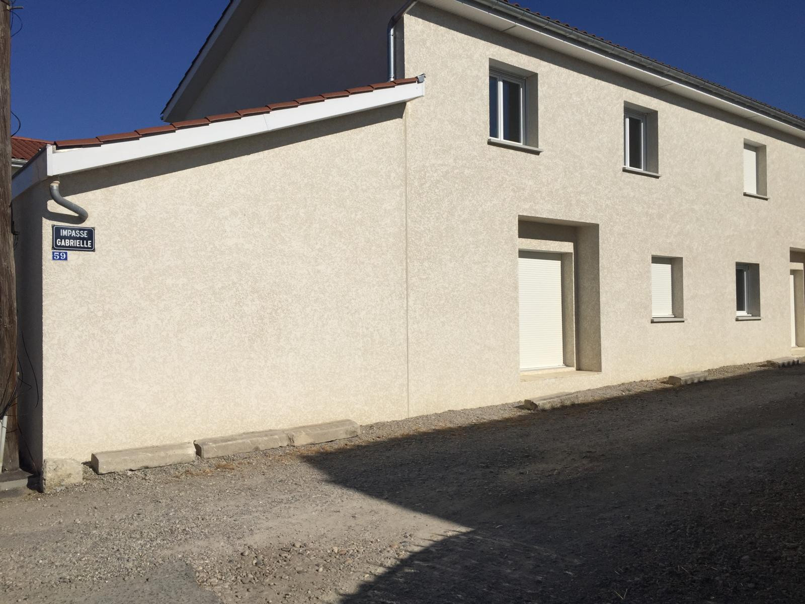 
                                                Location
                                                 Maison jumelée dans village tranquille