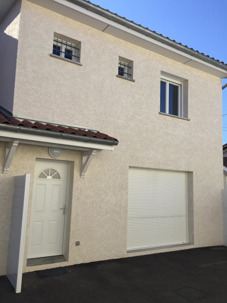 
                                                Location
                                                 Maison jumelée dans village tranquille