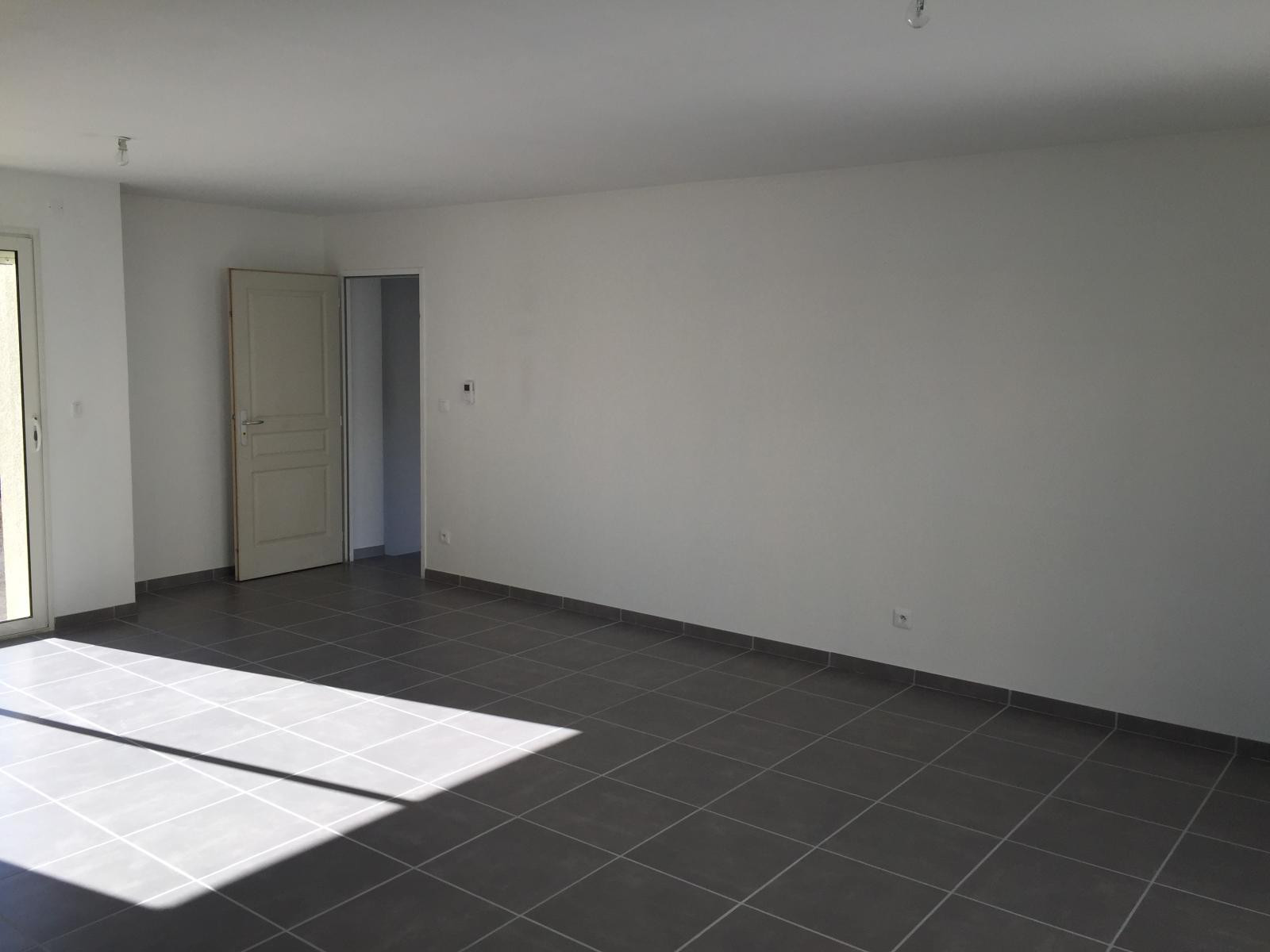 
                                                Location
                                                 Maison jumelée dans village tranquille