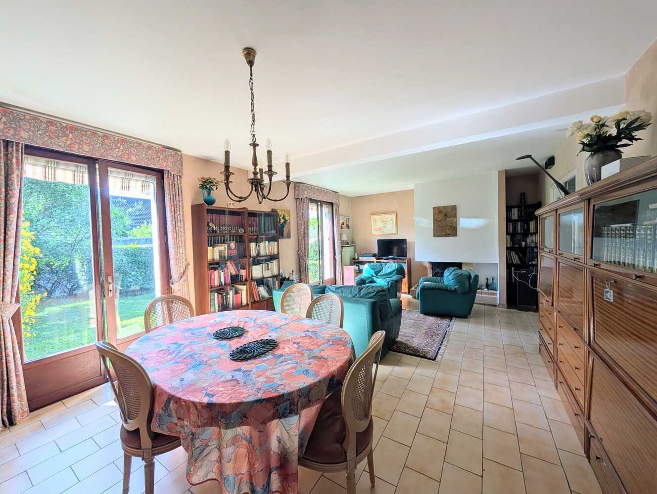 
                                                Vente
                                                 Maison lumineuse à Ormesson à fort potentiel