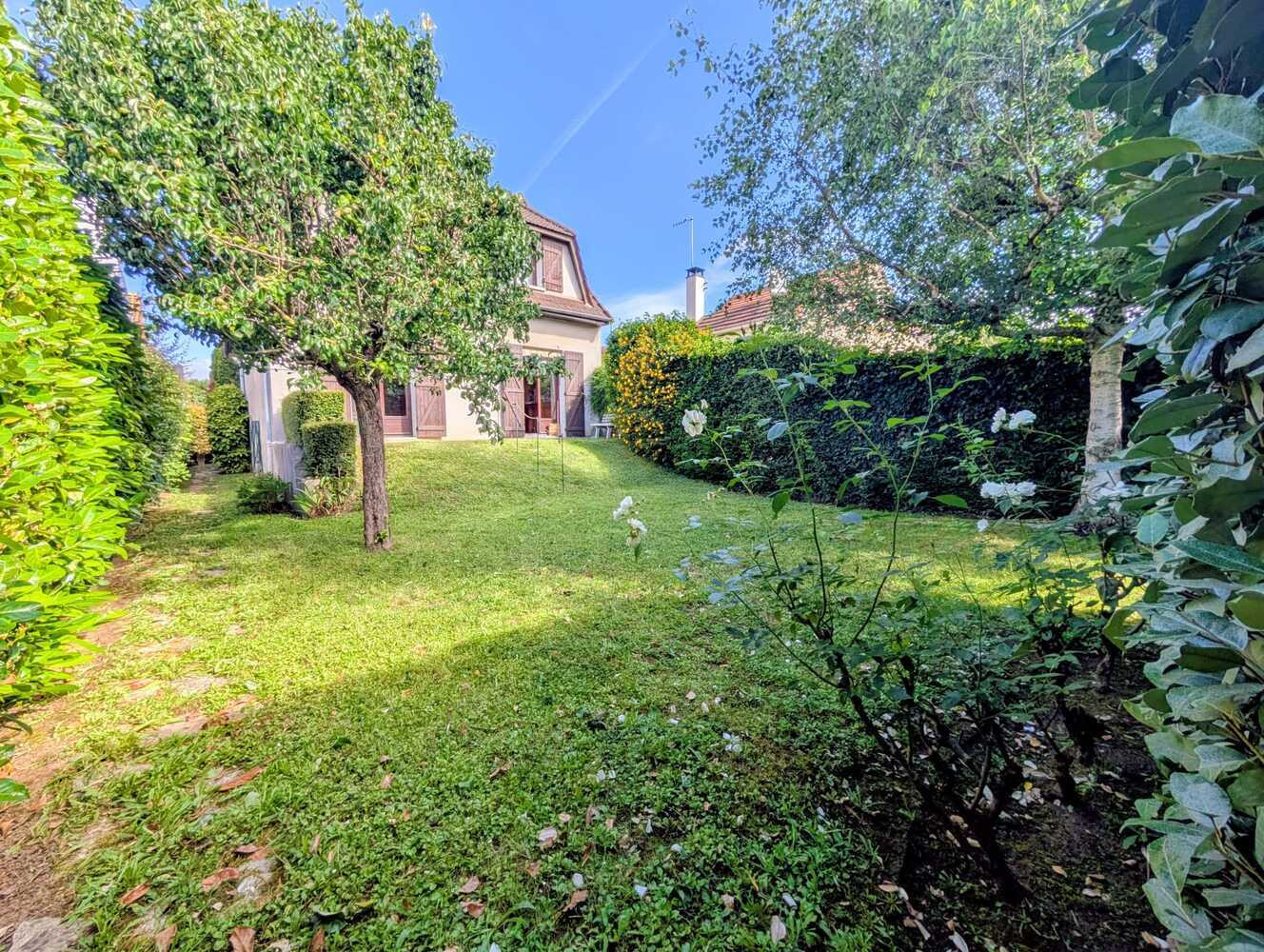 
                                                Vente
                                                 Maison lumineuse à Ormesson à fort potentiel