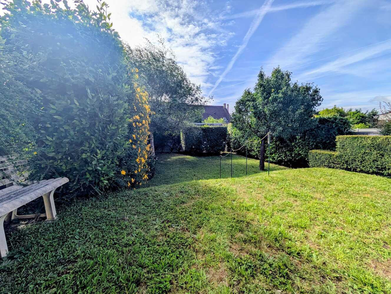 
                                                Vente
                                                 Maison lumineuse à Ormesson à fort potentiel