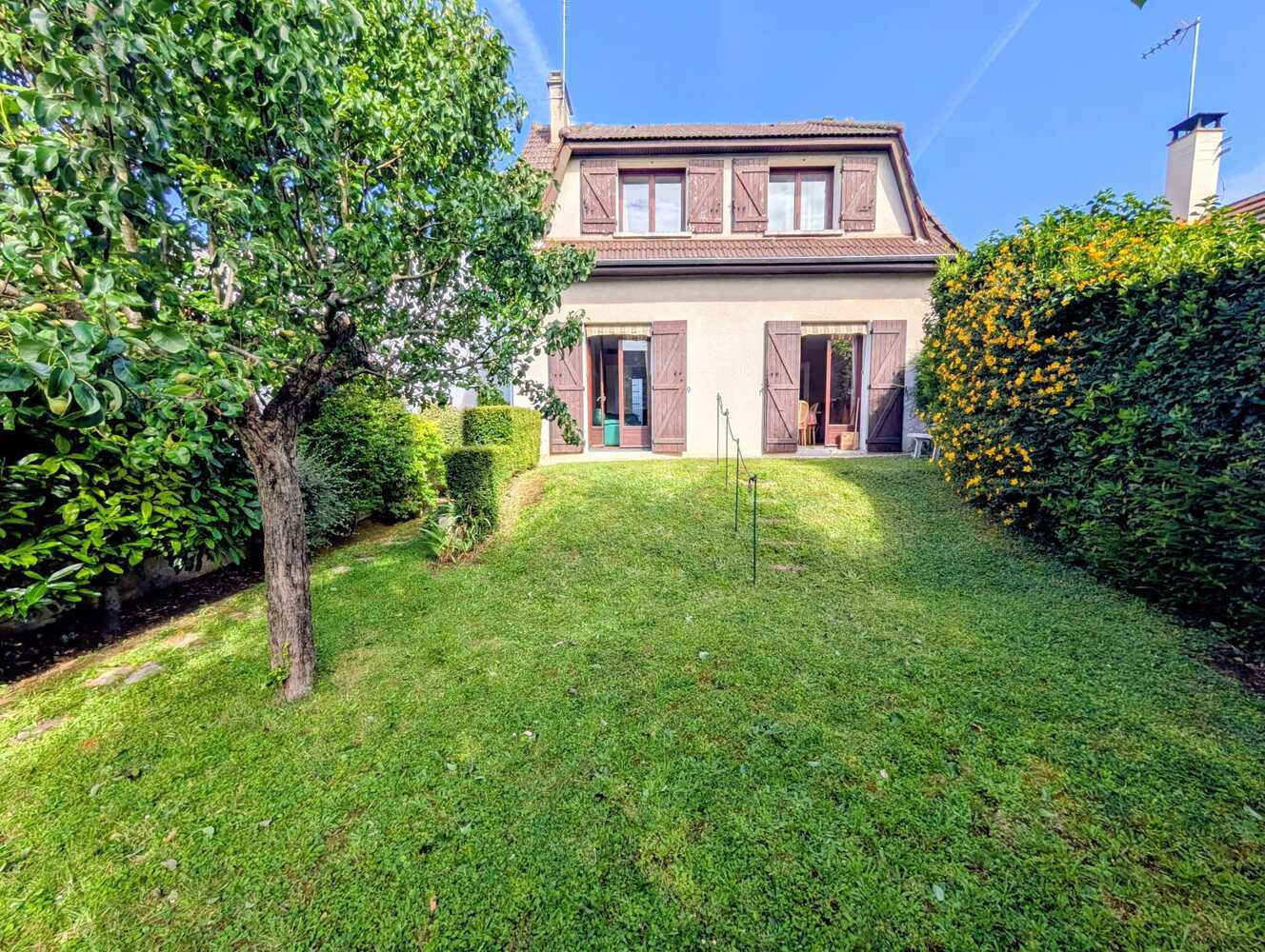 
                                                Vente
                                                 Maison lumineuse à Ormesson à fort potentiel