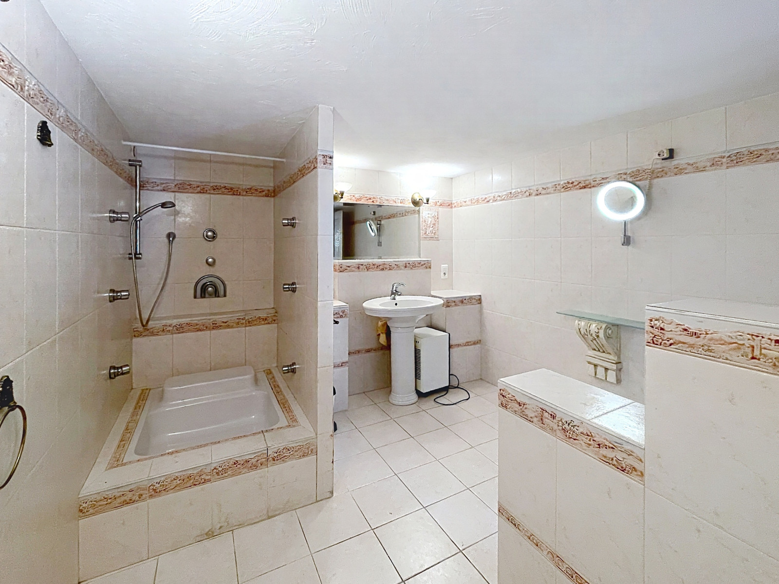 
                                                Vente
                                                 Maison  - Maison de ville  - 3 pièces  - 129.6 m²