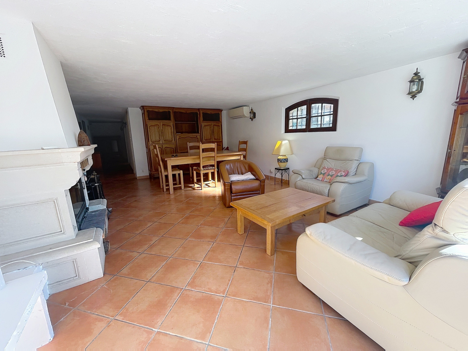 
                                                Vente
                                                 Maison  - Maison de ville  - 3 pièces  - 129.6 m²