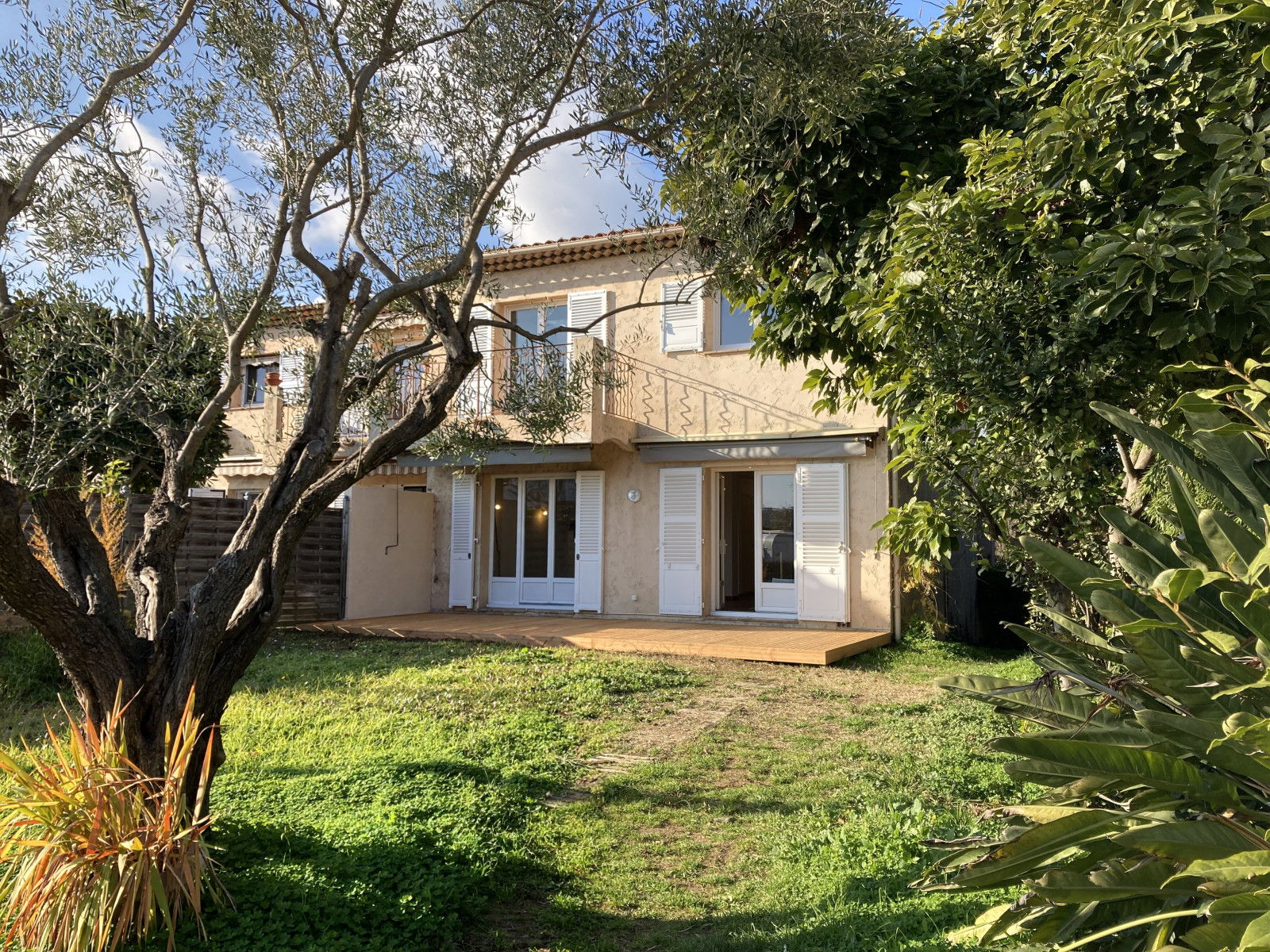 
                                                Location
                                                 Maison  - Maison jumelée  - 5 pièces  - 126.95 m²