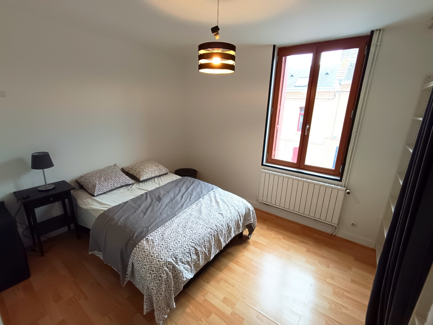 
                                                Location
                                                 Maison meublée 3 chambres, cour et cave