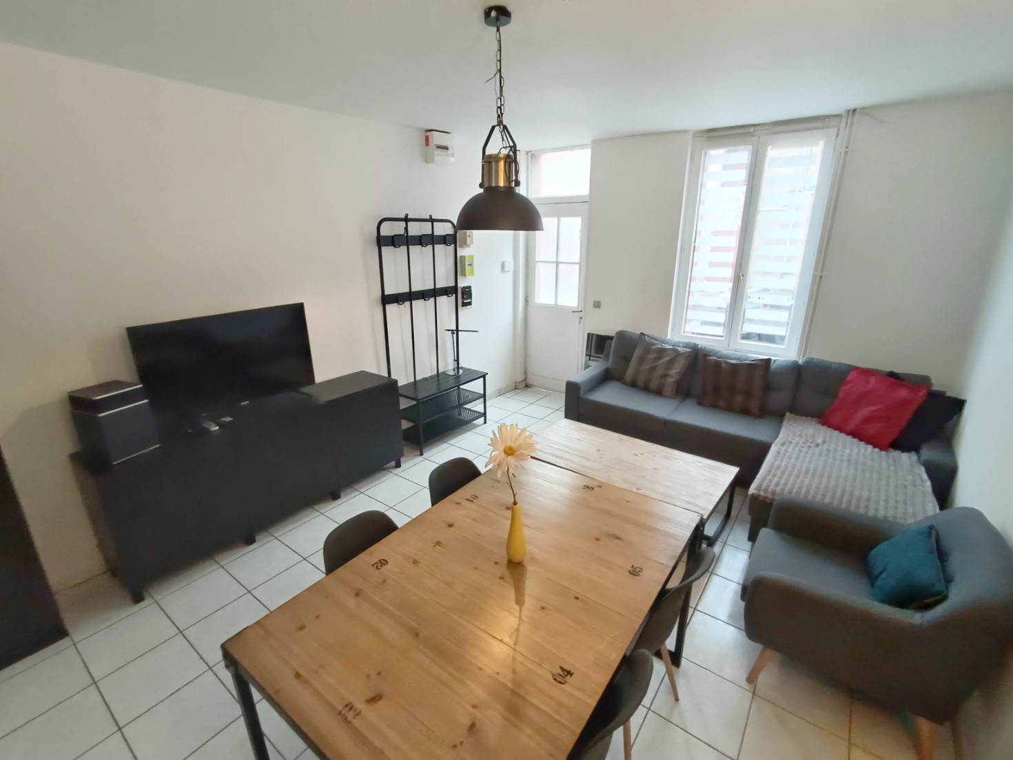 
                                                Location
                                                 Maison meublée 3 chambres, cour et cave