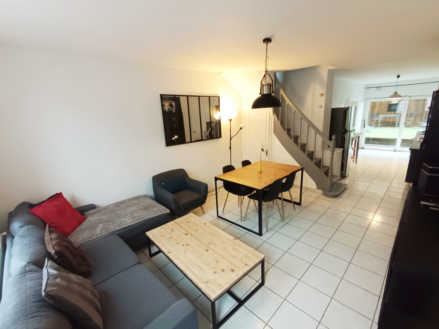 
                                                Location
                                                 Maison meublée 3 chambres, cour et cave