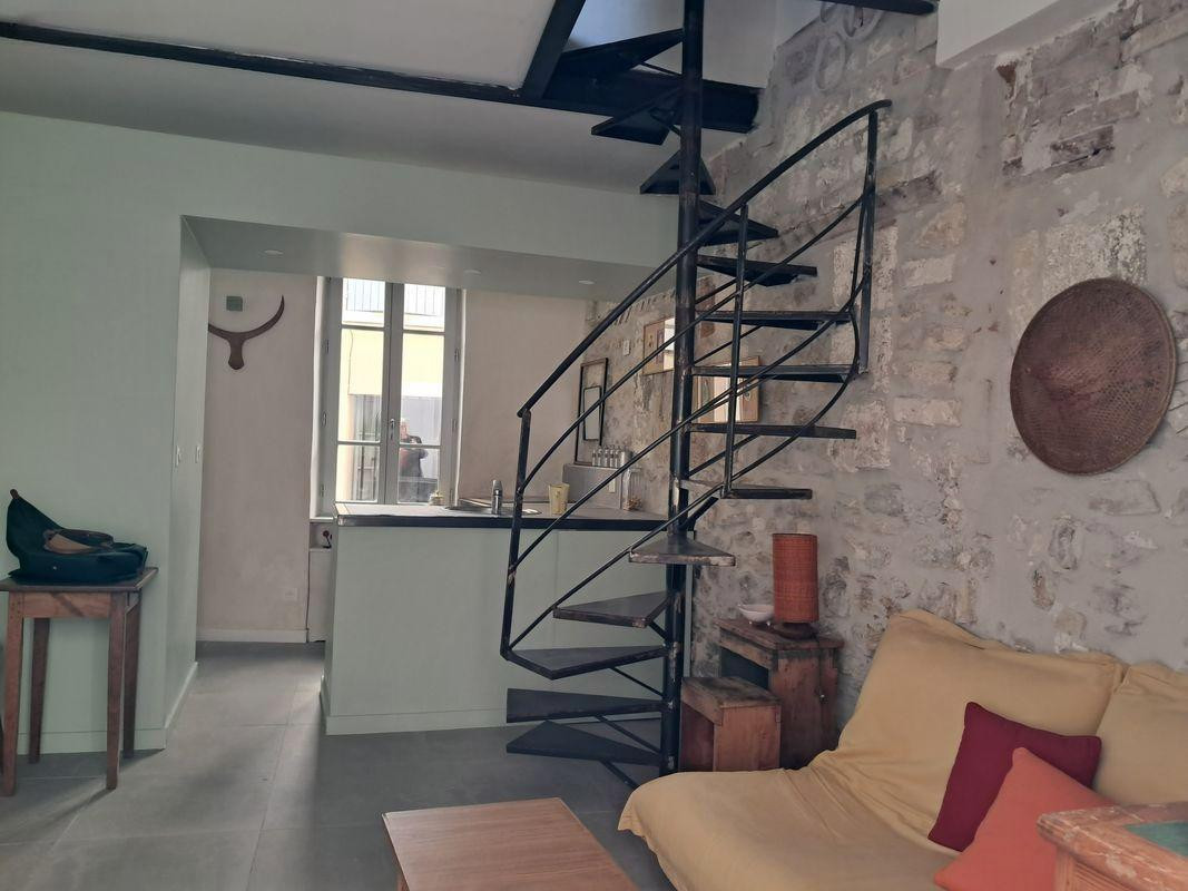 
                                                Location
                                                 Maison meublée 50m² intramuros avec cour et balcon