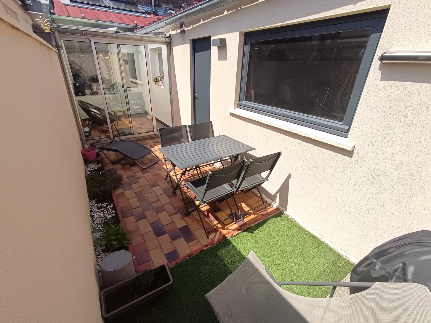 
                                                Location
                                                 Maison meublée, T4 avec cour et véranda