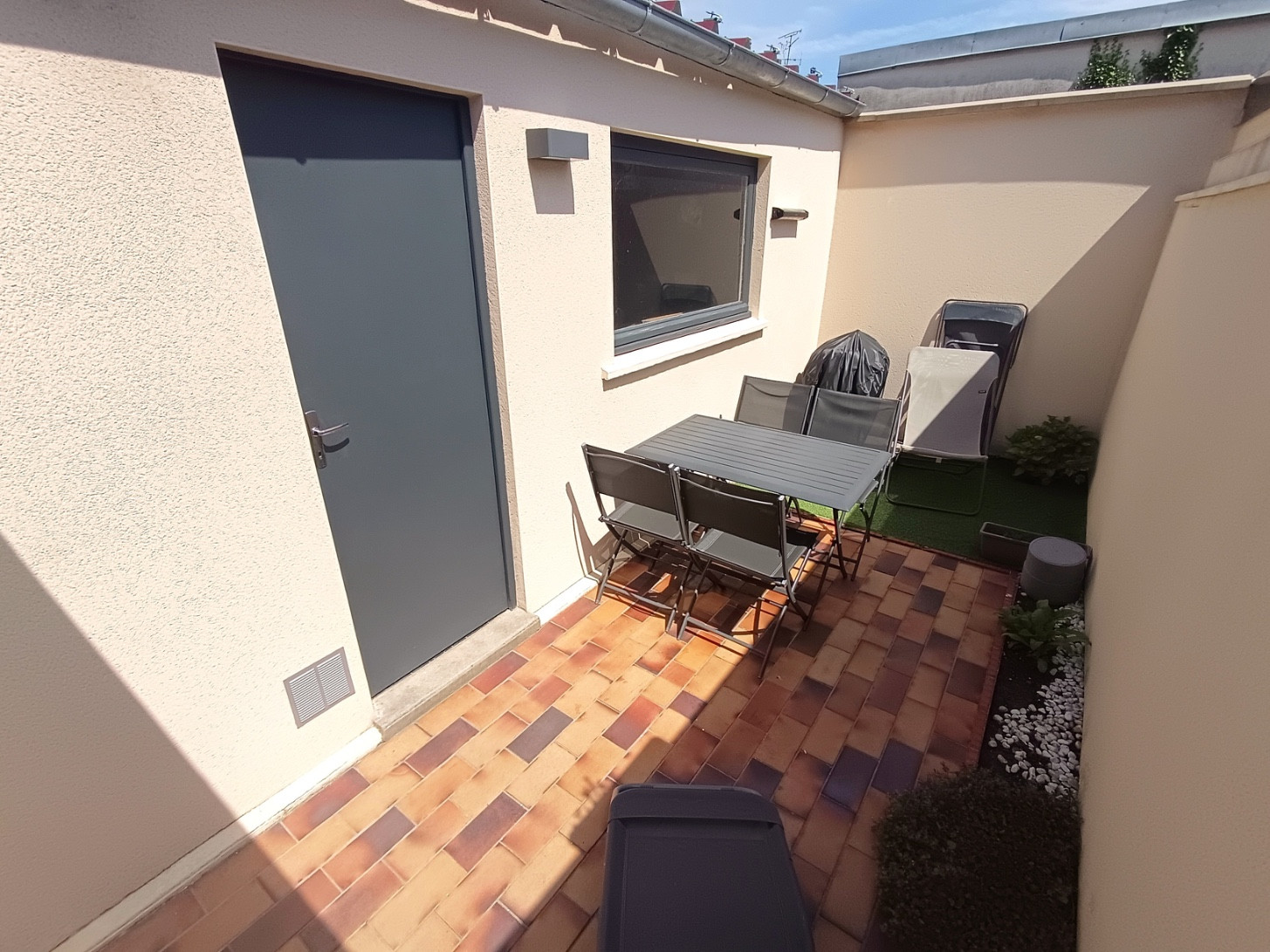 
                                                Location
                                                 Maison meublée, T4 avec cour et véranda