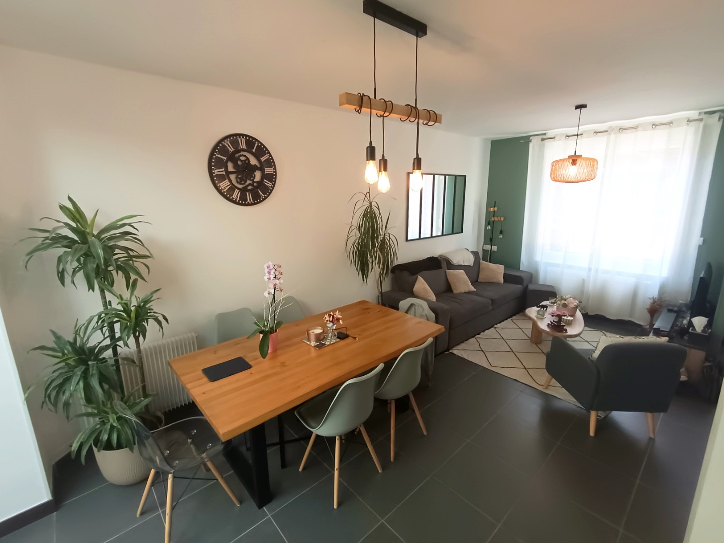 
                                                Location
                                                 Maison meublée, T4 avec cour et véranda