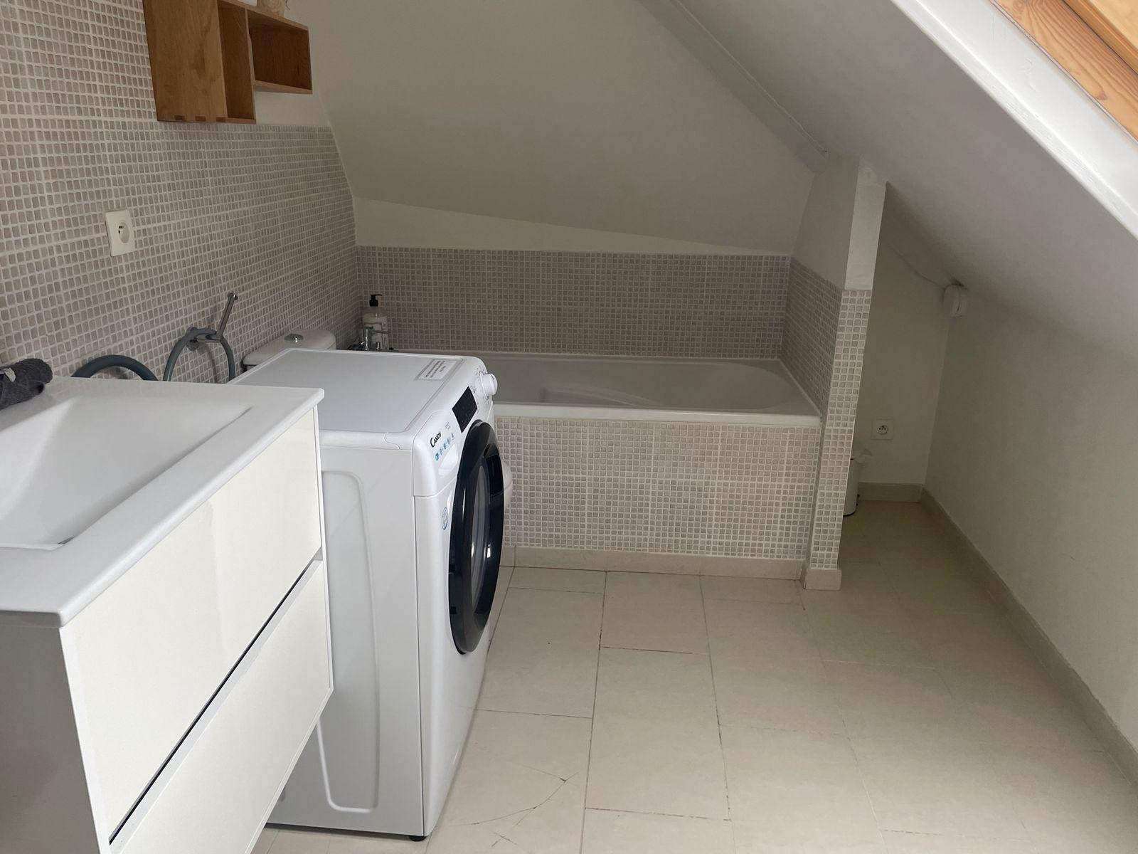 
                                                Location
                                                 Maison meublée , trois chambres, hypercentre