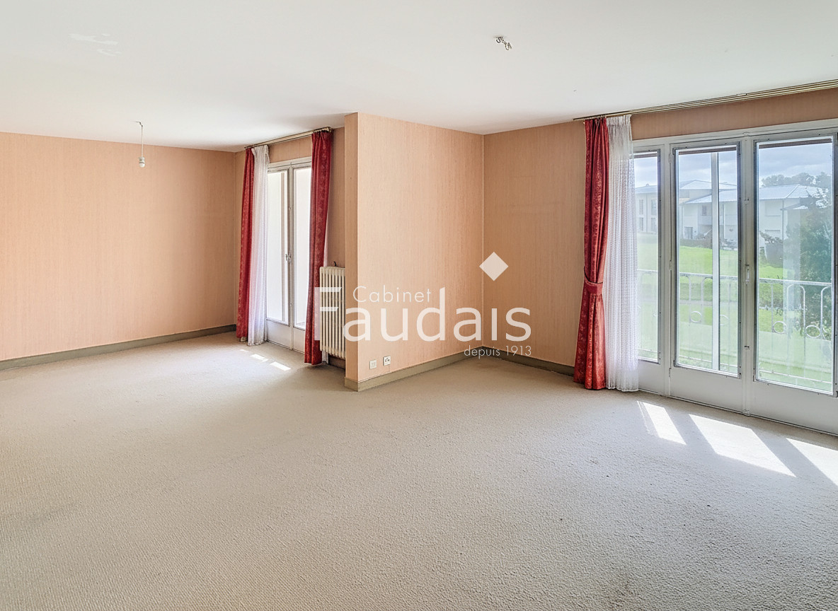 
                                                Vente
                                                 Maison mitoyenne à vendre à Saint-Lô avec jardin, sous-sol c