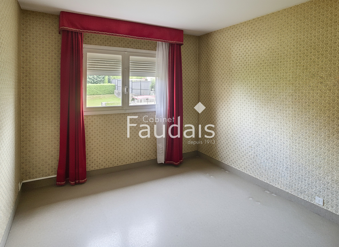 
                                                Vente
                                                 Maison mitoyenne à vendre à Saint-Lô avec jardin, sous-sol c