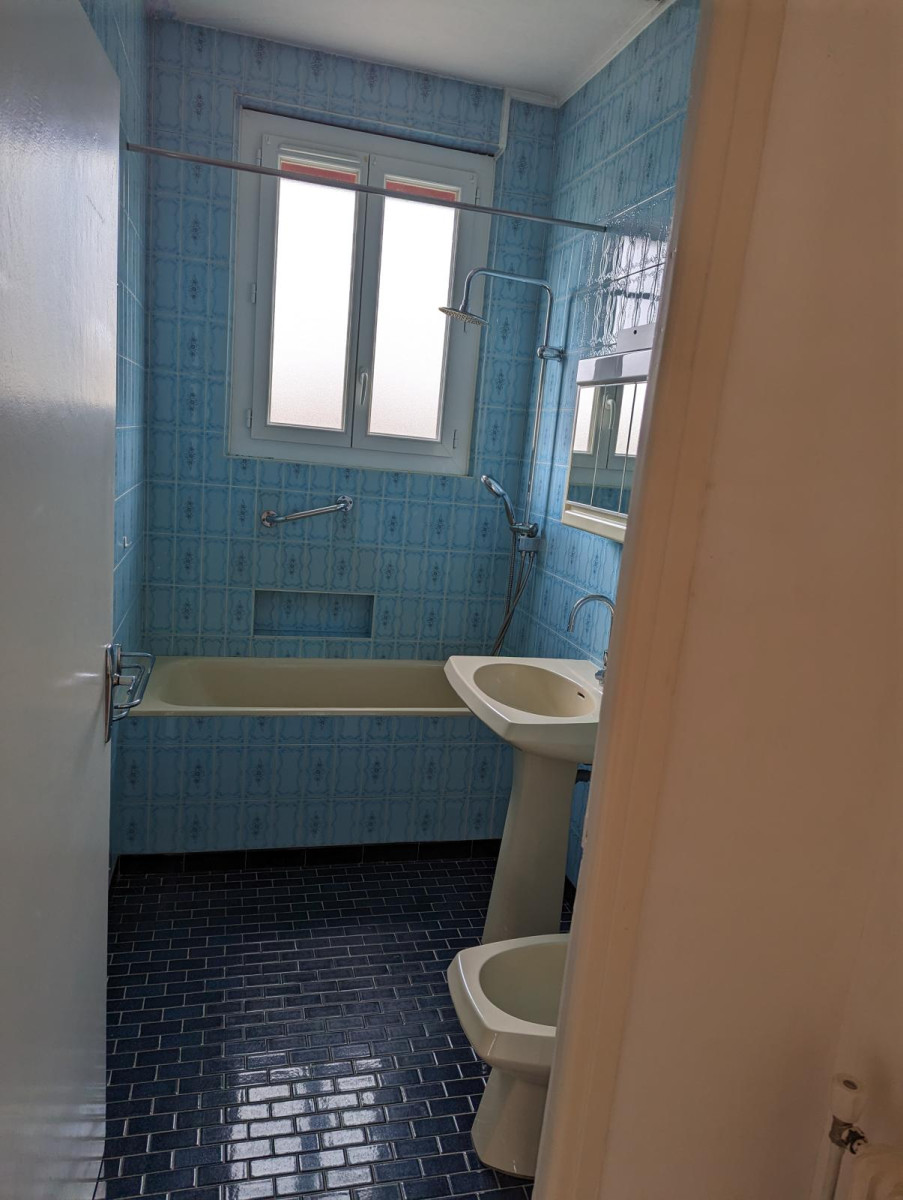 
                                                Location
                                                 Maison mitoyenne dans impasse proche de tout