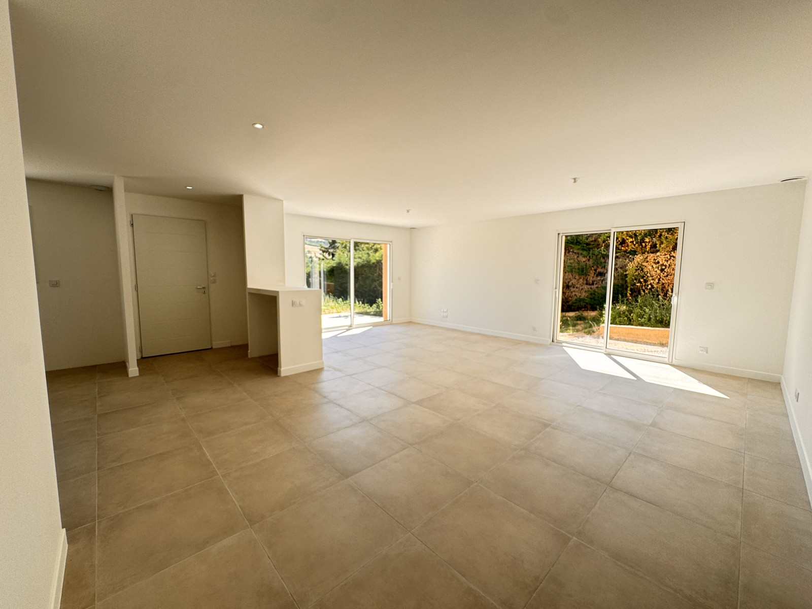 
                                                Vente
                                                 🏡 Maison plain-pied  96 m² Terrain 739 m²