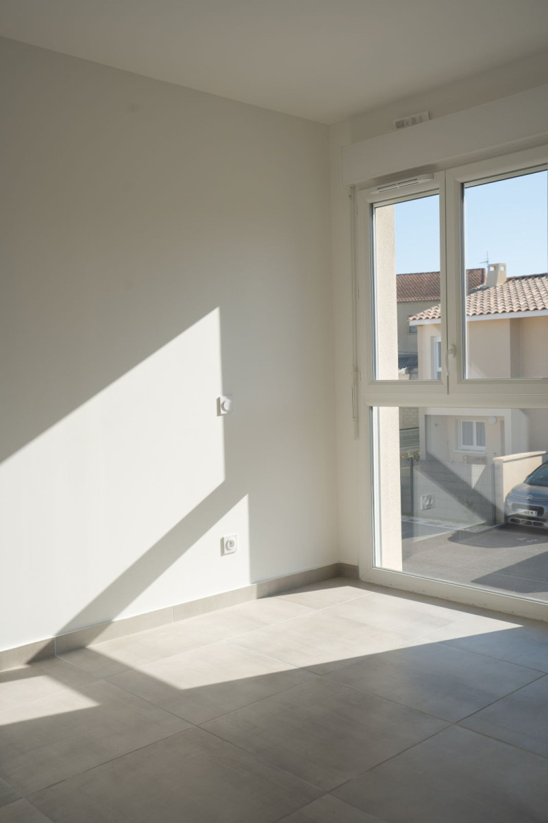 
                                                Location
                                                 Maison neuve, quartier calme.