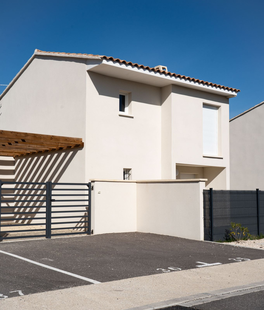 
                                                Location
                                                 Maison neuve, quartier calme.