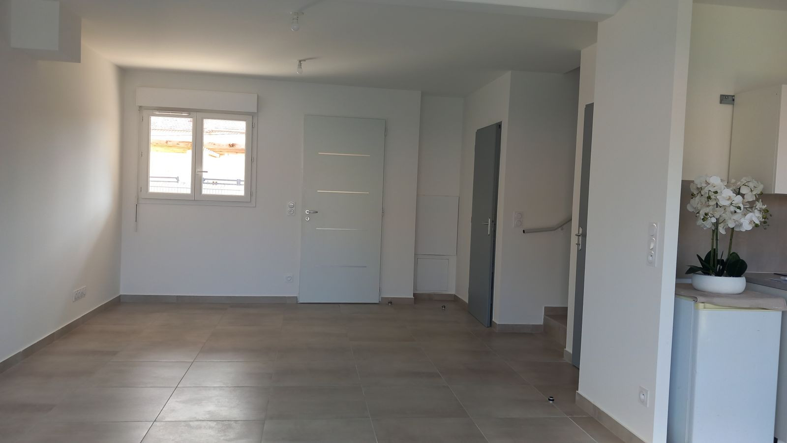 
                                                Location
                                                 Maison neuve, quartier calme.