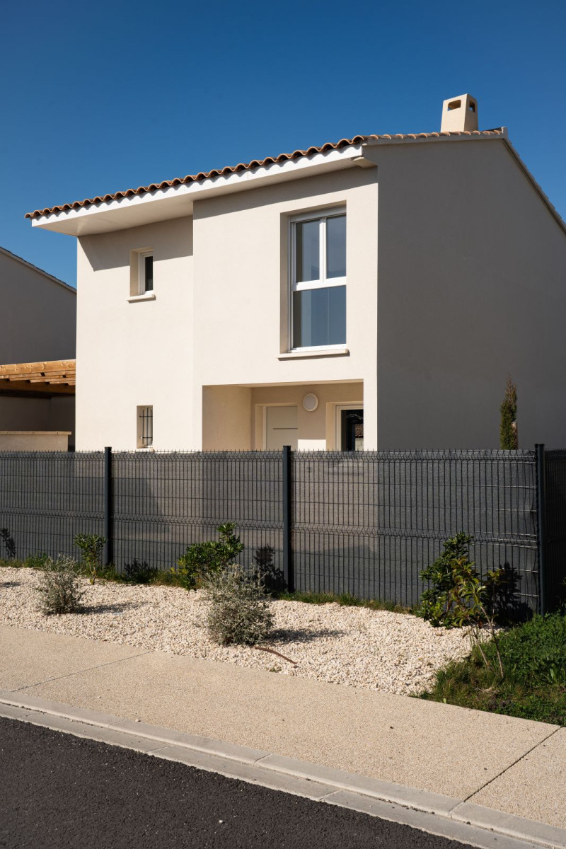 
                                                Location
                                                 Maison neuve, quartier calme.